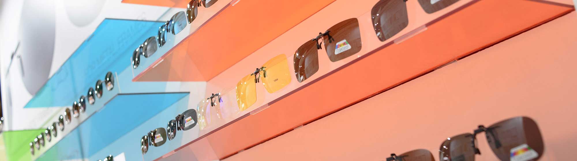 Plusieurs lunettes présentées sur un mur