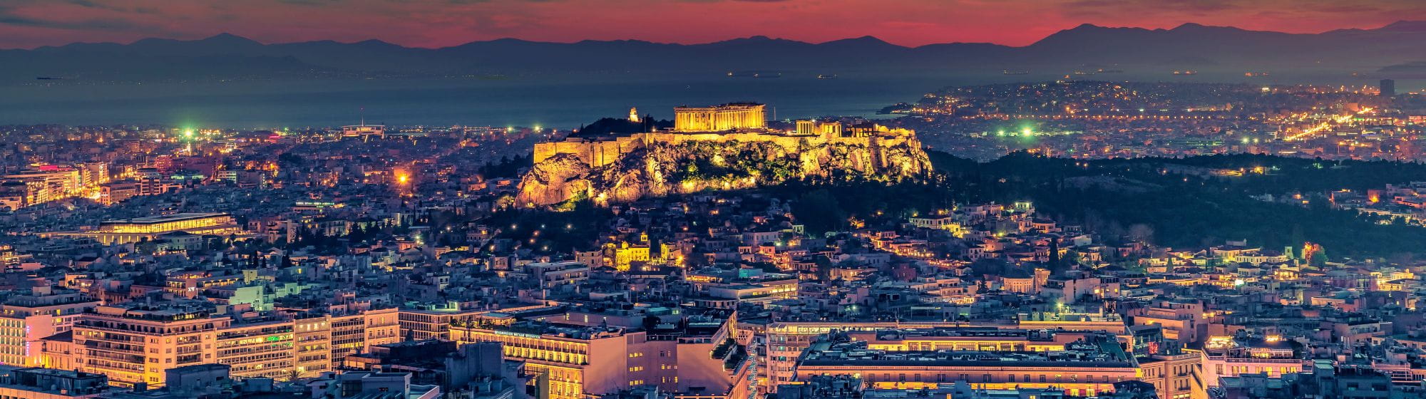 Vue aérienne nocturne d'Athènes