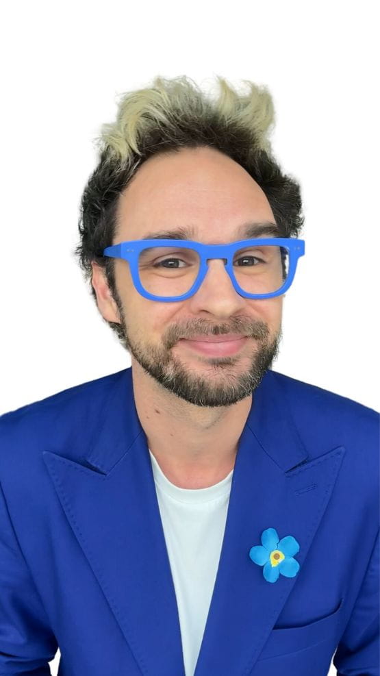 Homme avec des lunettes et un costume bleu, nommé pour le prix de l'opticien international de l'année