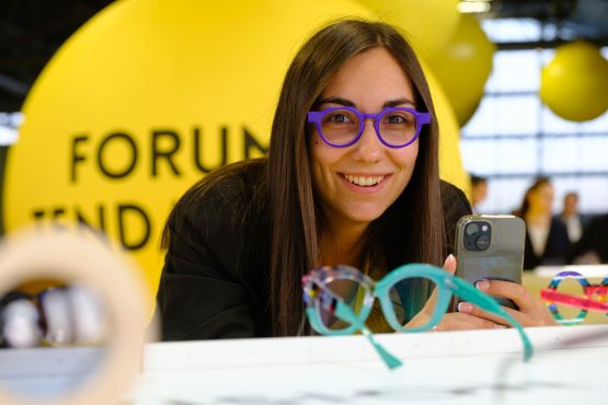 femme avec des lunettes violettes prenant en photos des nouveautés sur le Forum des Tendances 2024 de SILMO Paris