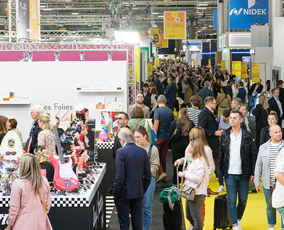 Visiteurs devant le stand Les Folies